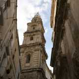 Percorrendo le vie adiacenti all�edificio religioso � possibile scorgere il suo alto campanile a sei ordini, uno dei simboli della citt�, sulla cui punta � apposta l�immagine della Madonna